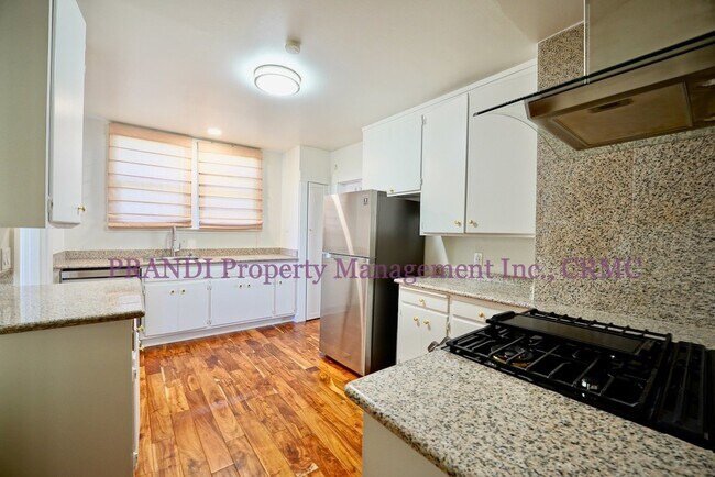 Building Photo - *2 Weeks Free Rent!* Versatile & spacious ...