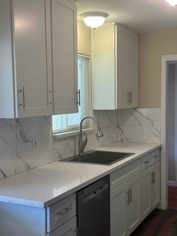 Building Photo - 7865 Greenridge Way