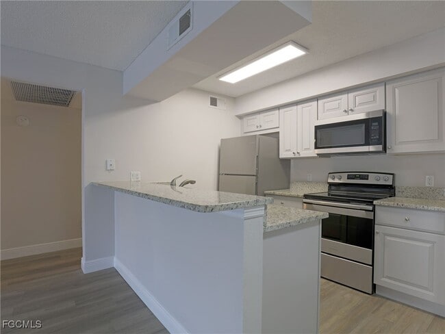 Building Photo - 5319 Summerlin Rd