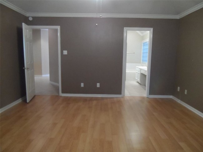 Building Photo - 3906 Oakwood Dr E