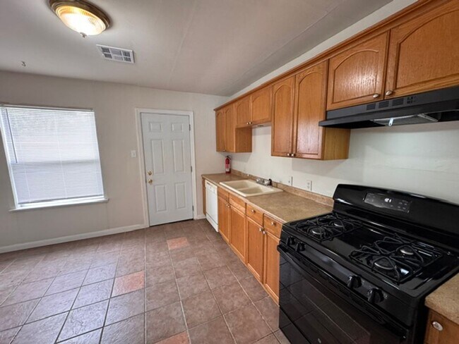 Foto del edificio - 2 bed 1 bath huge outdoor space and one car garage in Norman!