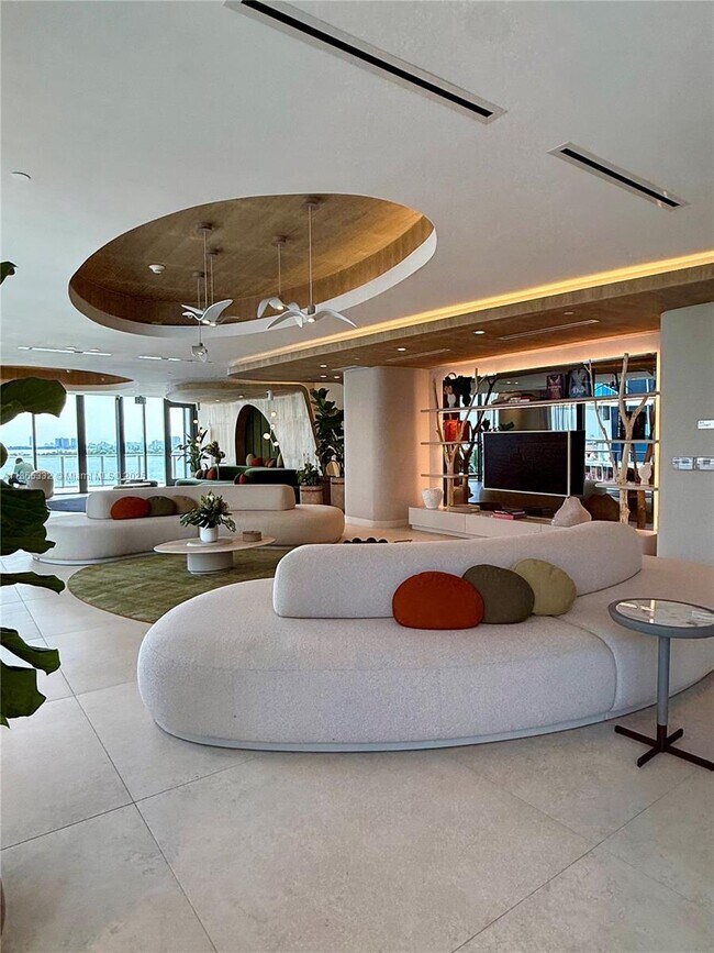 Foto del edificio - 700 NE 24th St