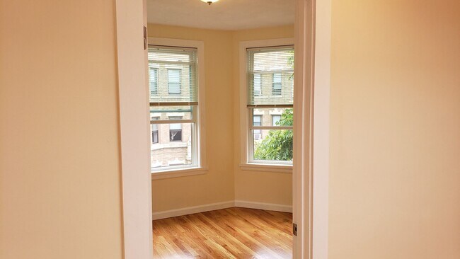 Foto del edificio - Amazing 3 Bed 1 Bath Available in Allston for 9/1
