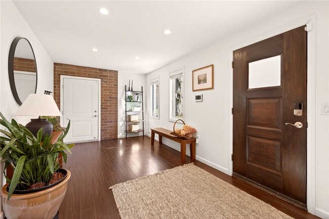 Building Photo - 330 Kilbourn Rd