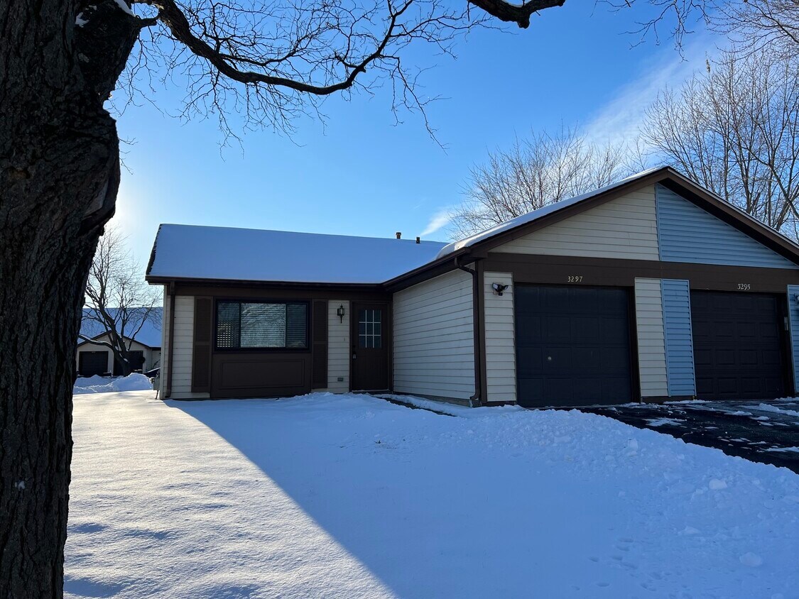 3297 Fox Hill Rd, Aurora, IL 60504 Townhouse for Rent in Aurora, IL