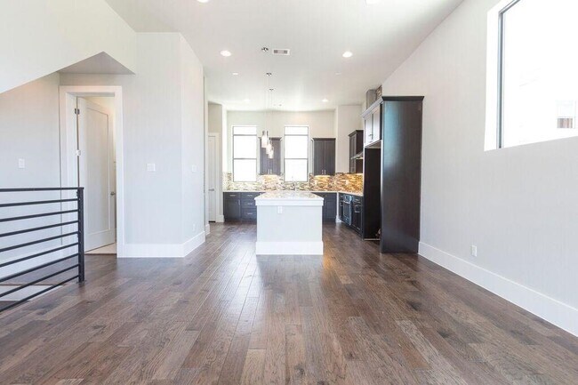 Foto del edificio - 5703 Larkin St