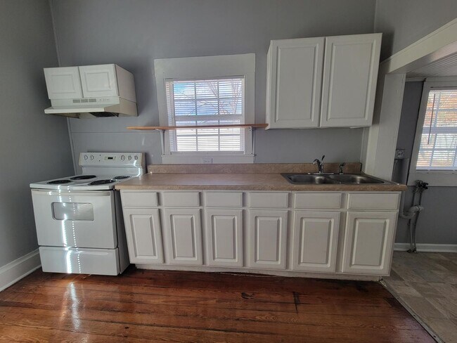 Foto del edificio - 2 Bedroom/1Bath Home Located  in Burlington, NC! APPLY NOW