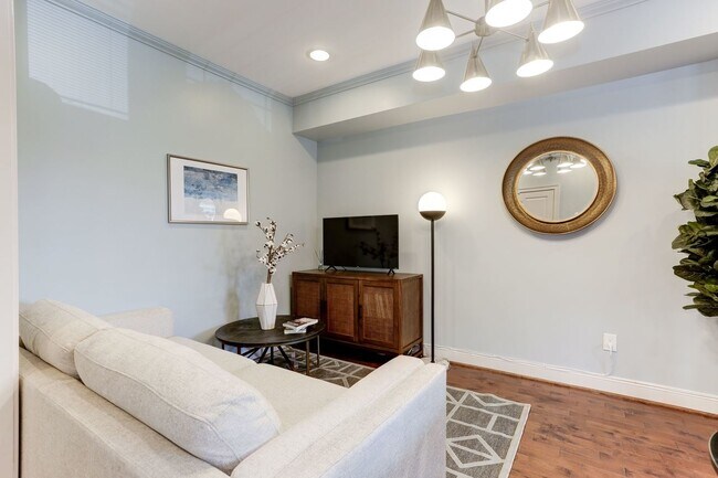 Building Photo - ROOM ONLY in 5-bed/3.5-bath Home