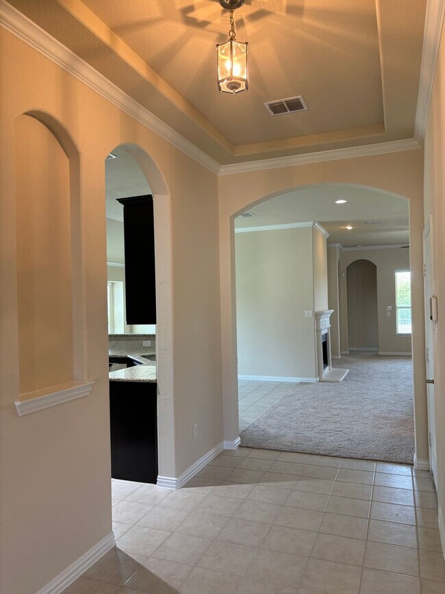 Foto del edificio - 3/2/2 Ready to Go! Located on the greenbelt!