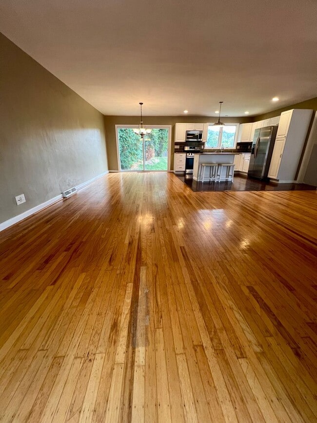 Building Photo - Gorgeous 3-Bedroom Townhome with One-Car G...