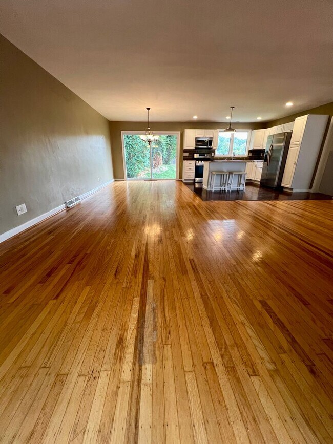 Foto del edificio - Gorgeous 3-Bedroom Townhome with One-Car G...
