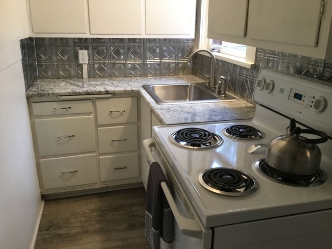 Building Photo - MOVE IN SPECIAL!!! HALF OFF FIRST MONTH'S ...