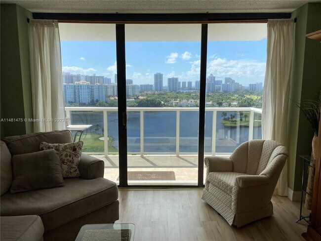 Foto del edificio - 3675 N Country Club Dr