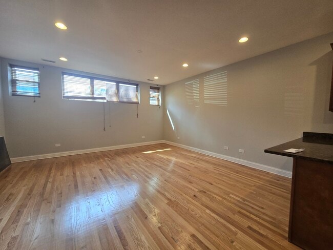 Building Photo - 3831 N Kedzie Ave