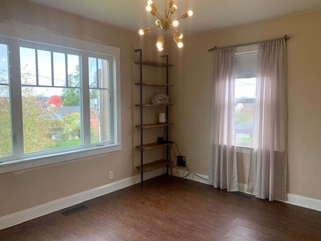 Foto del edificio - Classic Updated Bungalow.  2 bed with flex...