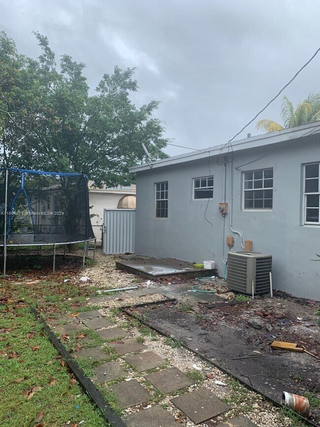 Foto del edificio - 1585 NW 124th St