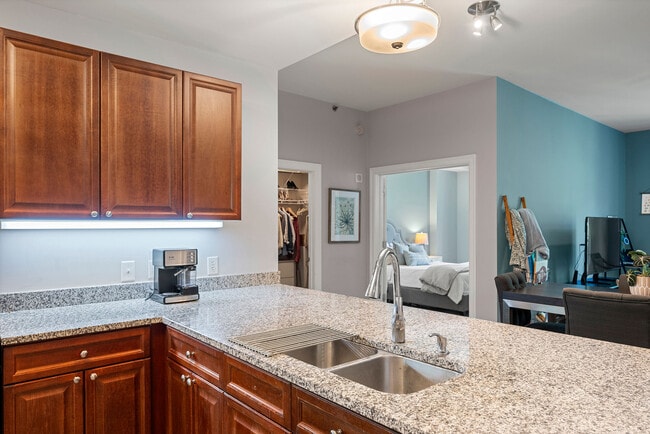 Foto del edificio - 325 E Paces Ferry Rd NE