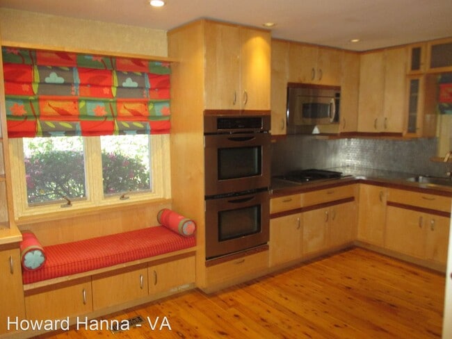 Building Photo - 4 br, 2.5 bath House - 7403 Abbott Lane