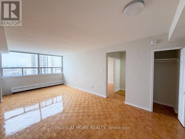 Photo du bâtiment - 1440 Lawrence Ave W