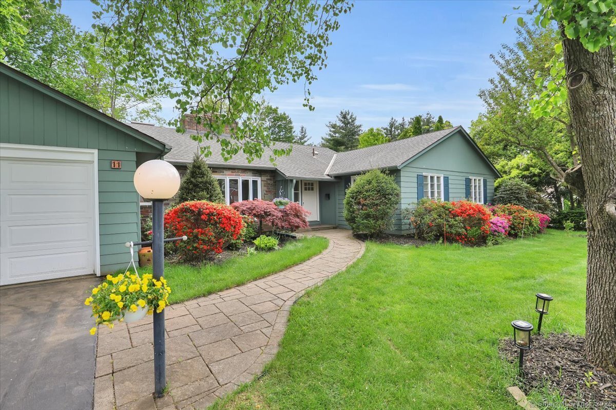 Foto principal - 11 W Ridge Dr