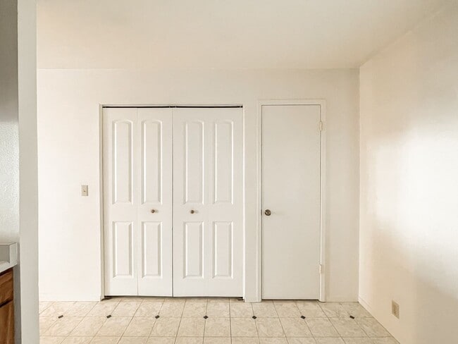 Building Photo - Spacious 2 bedroom, 2 bathroom Condo in Qu...