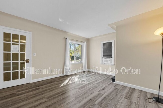 Foto del edificio - 697 Lounsbury Ave