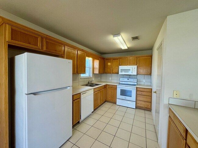 Foto del edificio - Duplex *LEASING SPECIAL AVAILABLE*