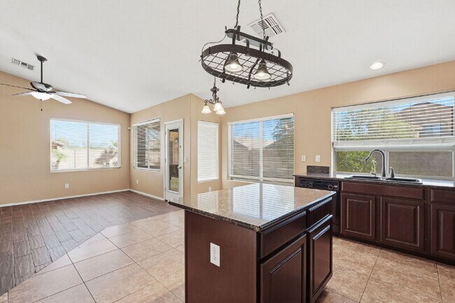 Foto del edificio - 40310 W Novak Ln