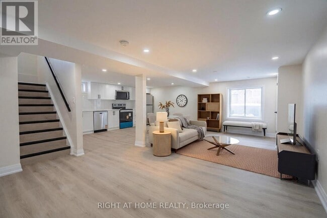 Building Photo - 809 Helen Crescent