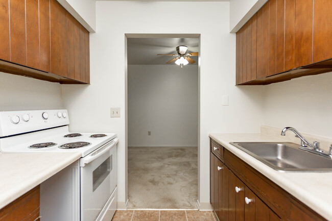 1BR, 1BA | 700 - 800 SF - Green Acre Apartments