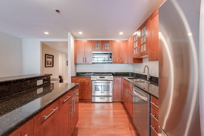 Building Photo - 1025 Maxwell Ln