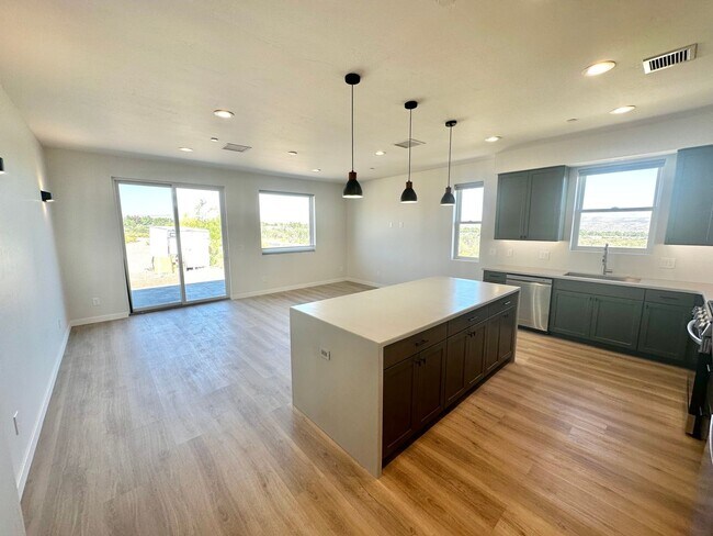 Building Photo - Unfurnished, 1-year long-term rental, Proc...