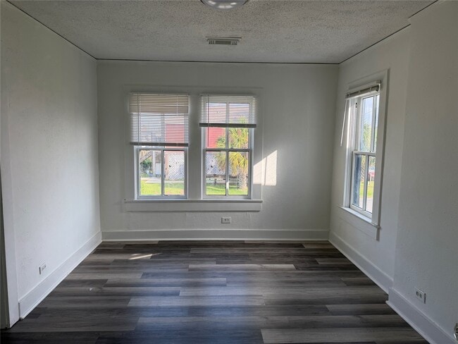 Foto del edificio - 2303 Victory Ave