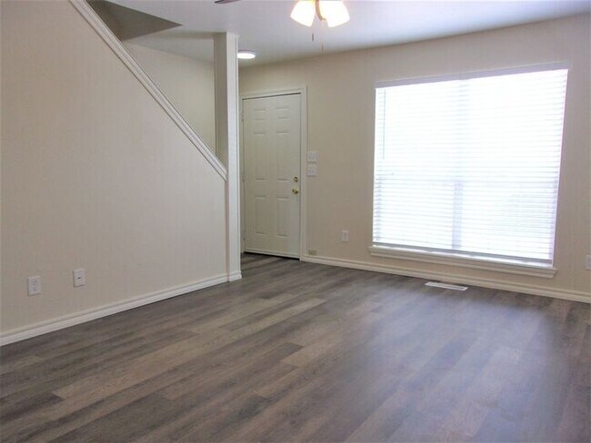 Building Photo - 2 BED 1.5 BATH TOWN HOME IN WARR ACRES/BET...