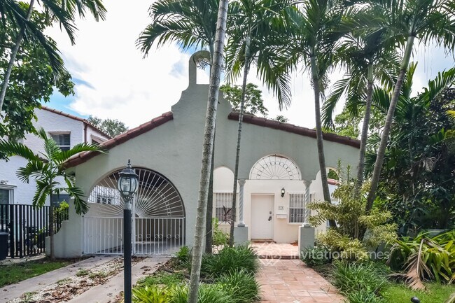 Building Photo - 806 Medina Ave