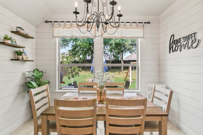 Building Photo - 913 Freesia Dr