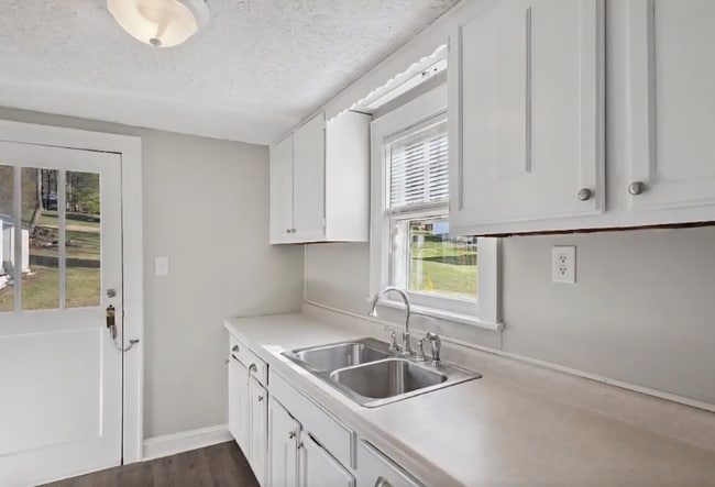 Building Photo - 2914 Bay St