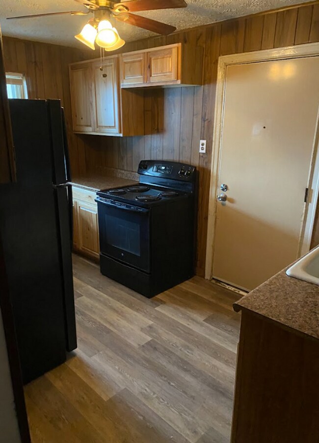 Building Photo - Great 4 bed 2 bath near UD and Dayton central...with garage & AC with laundry hook ups!