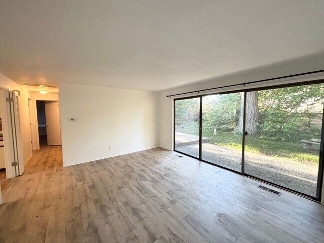 Foto del edificio - Lovely 2BD, 2BA Home In Lake Oswego with Lake Access!!