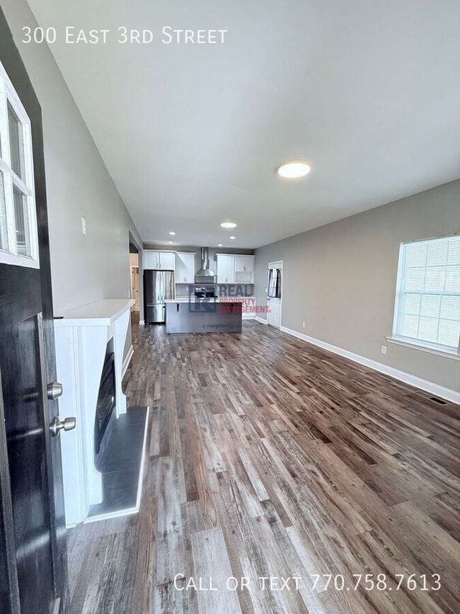 Foto del edificio - 300 E 3rd St NE