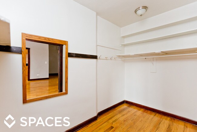 Foto del edificio - 4019 W Irving Park Rd