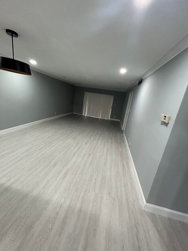 Foto del edificio - 6361 N Falls Cir Dr