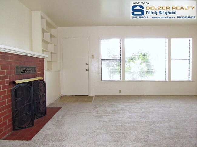Foto del edificio - Charming 2 bd. home w/ big yard on the cus...