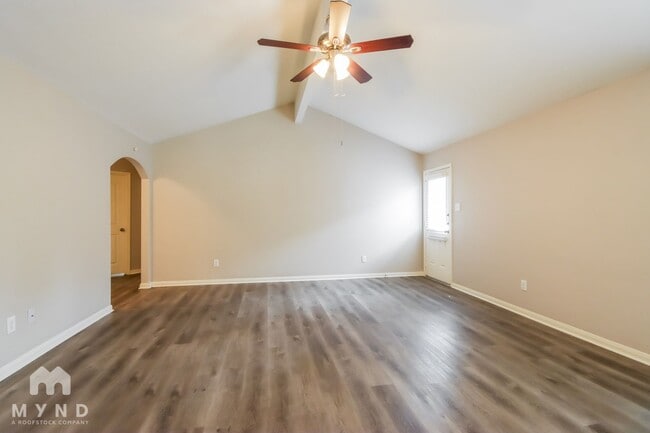 Foto del edificio - 15911 Newport Pl