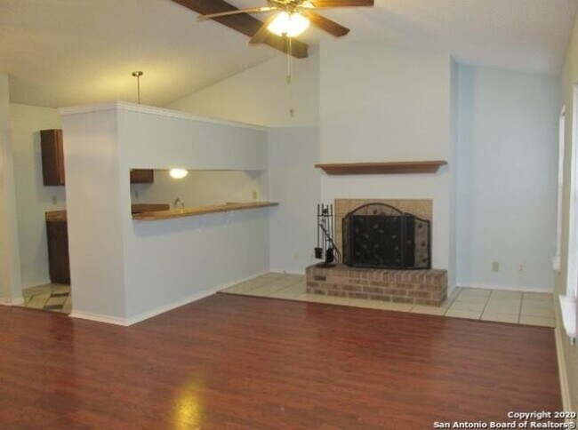 Foto del edificio - **COZY 2/2 GARDEN HOME**CASTLE HILLS