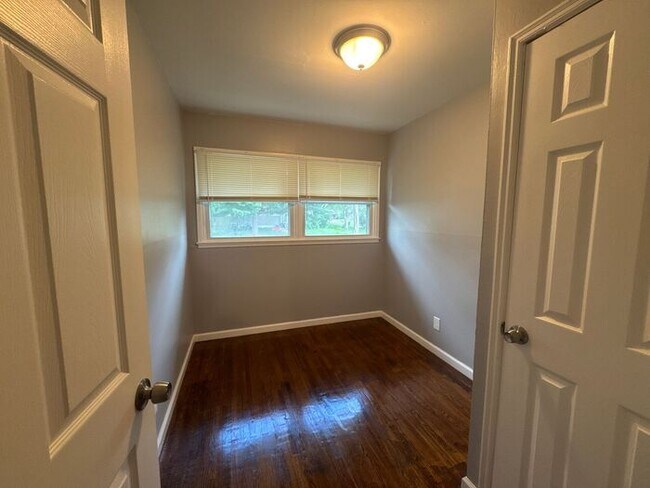 Building Photo - 3 bedroom 1 bathroom single-family