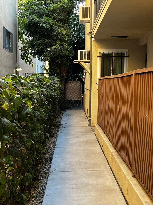 Foto del edificio - 1423 N Fuller Ave