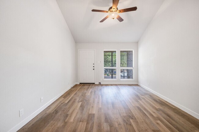 Foto del edificio - Charming 2-Bedroom, 1-Bath Duplex in North...