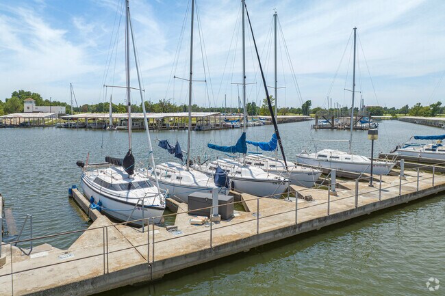 Boats are available to be docked at Lake Hefner.