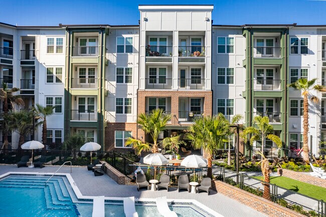 El área de la piscina - 8733 Rooks Park Cir Tampa, FL, 33619 - Camden Brandon